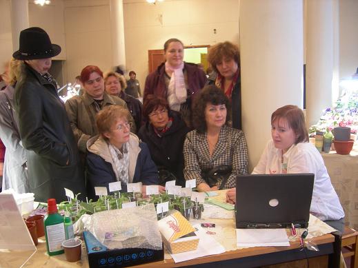 Наташа представляет посетителям новые сорта Архипова.JPG